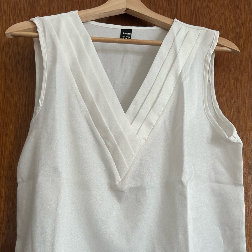 Women dress sleeveless shirts